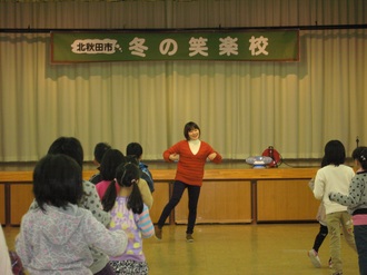 音楽の授業で踊る本城奈々さん