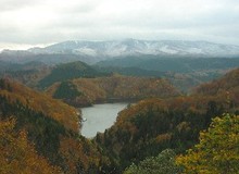 冠雪の森吉山と太平湖の紅葉