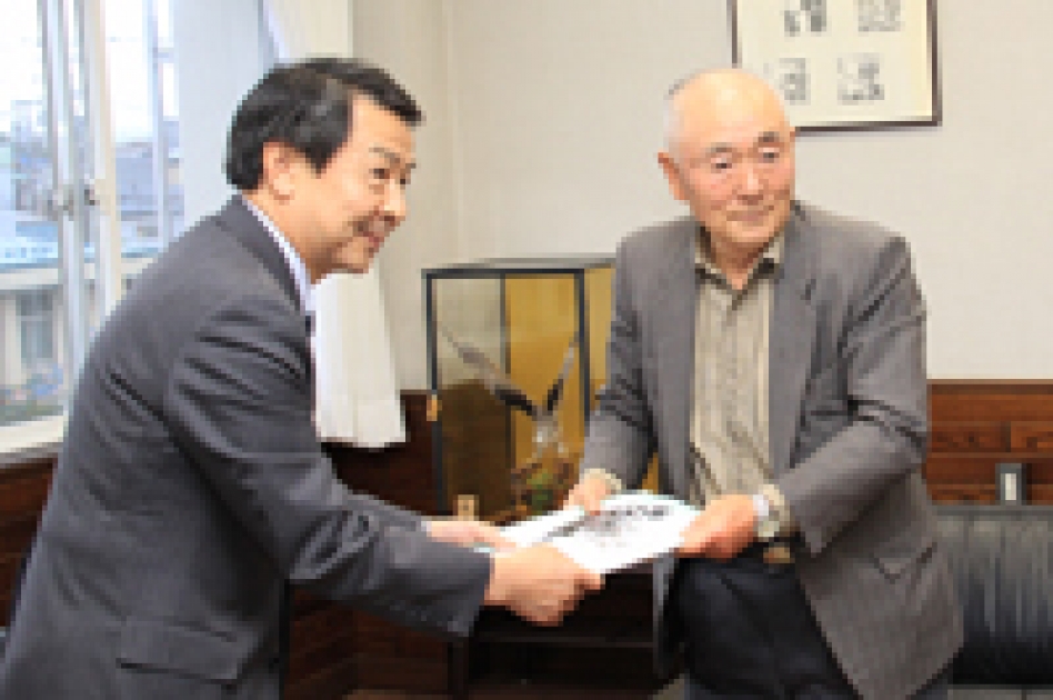 写真集「なつかしの故郷」を市に寄贈 | 北秋田市ホームページ 住民が