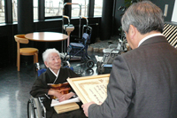 写真：天道ハキさんの100歳を祝う