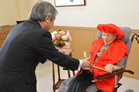 写真：小平ミキさんの100歳を祝う