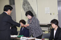 工藤副市長から委嘱状が交付されました.（4月17日）2