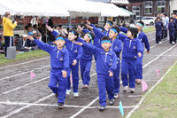 堂々と入場行進をする浦田小の子どもたち2