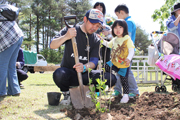 21組の家族があじさいを植樹し、わが子の健やかな成長を願いました4