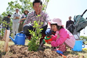 21組の家族があじさいを植樹し、わが子の健やかな成長を願いました6