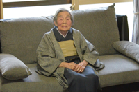 100歳を迎えた橋セツさん（5月1日、八幡岱新田のご自宅）2