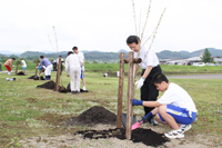 小学生や中学生、多くの地域住民らが参加した第５回ケアタウン植樹祭（ケアタウンたかのす）2