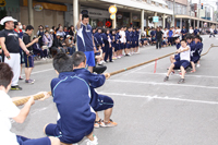 選手や観衆など約1000人が綱引きに熱狂した「大綱引き大会2012」2