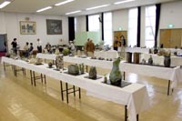 会員のオリジナル作品４０５点が展示されている第１２回鷹巣陶芸教室作陶展（１６日まで）2