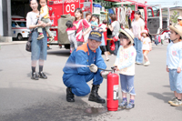 「ふれあい消防タイム」で放水体験をする園児たち2