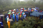 雨と風のもと山頂で安全祈願2