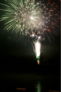 夏の風物詩「阿仁の花火と灯籠流し」（１６日、阿仁河川公園）3