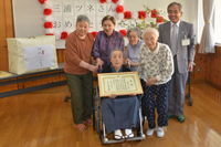 100歳を迎えた小平ミキさん（特別養護老人ホーム青山荘）2