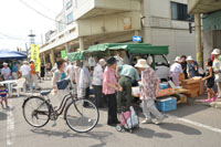 大勢の買い物客などが詰めかけたスーパー軽トラ市（9月8日、鷹巣駅前通り・銀座通り商店街）2