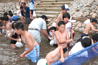 鷹巣東小児童が魚のつかみ取りを楽しんだ栄地内「水辺の楽校」のリニューアル開校式（１７日）2