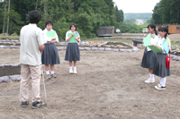 伊勢堂岱遺跡を訪れ、遺跡について学んだ秋田市・桜中の２年生４人（１７日）2