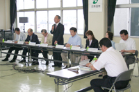 北秋田市民病院の調査で訪れた県議会福祉環境委員会の委員の皆さん（１７日、市役所会議室で）2