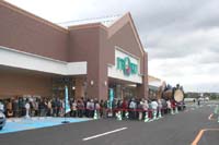 約７００人が開店を待ちわび、行列を作りました。