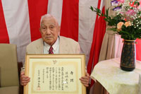 100歳を迎えた藤嶋正夫さん（だんらんハウスあいかわ）2