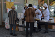 屋外にはフリーマーケットや軽食コーナー2