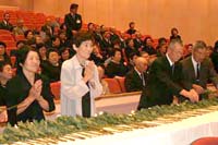 祭壇と献花台に献花し、手を合わせて戦没者を悼む遺族ら2