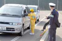 安全運転を呼びかける推進隊２