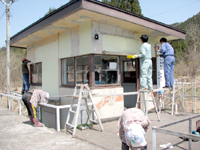 駅の清掃や塗装