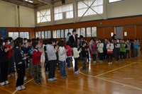 秋田ノーザンハピネッツの加藤選手が合川小学校を訪問（同校体育館）2
