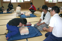 心配蘇生法、ＡＥＤの使用方法など一次救命措置について学んだ赤十字救急法講習会（２３日、市交流センターで）2