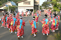 子どもから、大人まで約４０人の踊り手が６種類の演目を披露した前山奴踊り（１３日、前山集落で）2