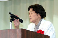 約160人が出席、受章を祝った中嶋喜代さんの秋田県文化功労章授賞式とお礼を述べる中嶋さん(27日、市中央公民館で)2