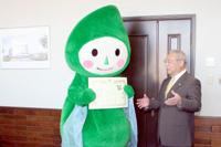 岸部市長から、第59回全国植樹祭のマスコット“森っち”に感謝状が贈られました。2
