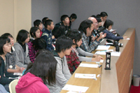 ５人の議員が一般質問を行った北秋田市議会１２月定例会と傍聴に訪れた鷹巣小学校６年生の児童たち（１１日、市議事堂で）2