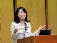 約50人の参加者が、紅茶を通じた人生の楽しみ方を説く斉藤さんの講話に耳を傾けました2