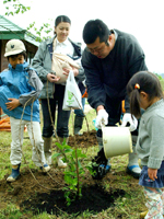 ２２組の家族が記念植樹1