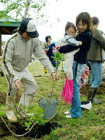 ２２組の家族が記念植樹2