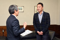 津谷市長と対話する中嶋聡さん