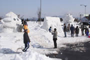 雪像の前で記念撮影