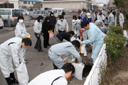 側溝の泥上げをする市職員のみなさん2