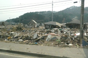 移動中車内からみた悲惨な被災地の状況2