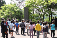 今年で28回目となる合川南小学校の慰霊祭（5月26日、合川南小学校裏の慰霊碑前)2