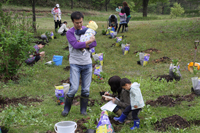 健やかな成長を願い記念植樹（5月22日、翠雲公園）2