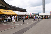 四季美湖誕生祭のメイン会場となったダム広報館前（7月30日）2