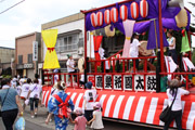 さまざまな引き山で町内をねり歩いた子ども会など2