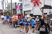 さまざまな引き山で町内をねり歩いた子ども会など3