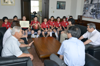 
    全県大会の優勝を報告する鷹巣南小の児童の皆さん（7月5日、市役所）2