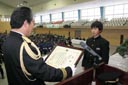 防災作文で中村消防団長から表彰を受ける中学生