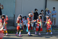 舞を披露する子ども達