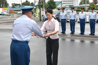 委嘱状を受けとる武田さん