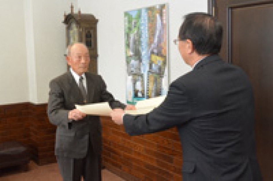 梅井繁雄さんが瑞宝単光章を受賞 北秋田市ホームページ 住民が主役のもりのまち